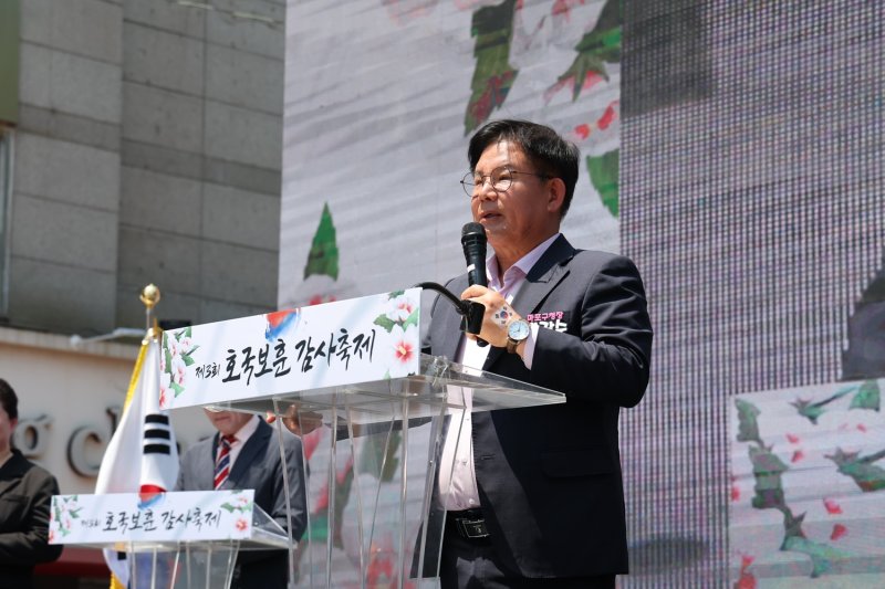 [서울=뉴시스] 마포구 ‘제3회 호국레드불토토 감사축제’에서 인사말을 하는 박강수 마포구청장. 2025.06.15. (사진=마포구 제공) *재판매 및 DB 금지