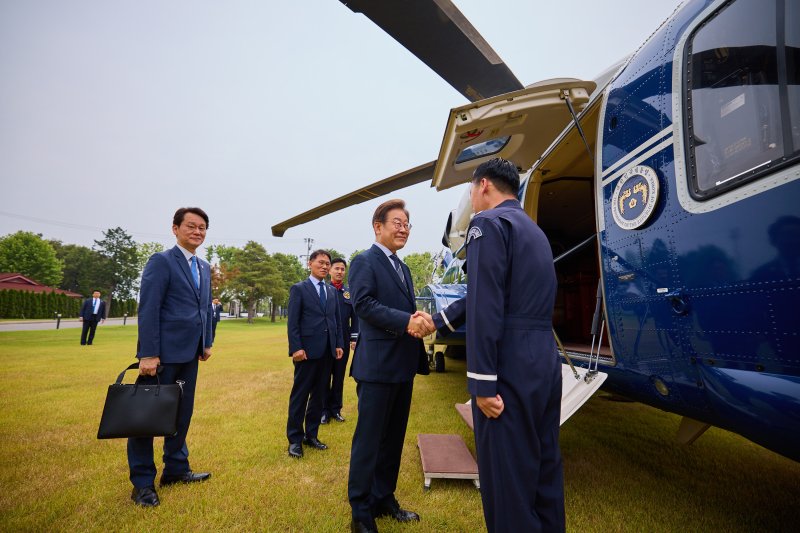 이재명 대통령이 지난 13일 용산 대통령실 청사에서 전용 헬기에 탑승하며 승무원과 인사를 나누고 있다. (이재명 대통령 SNS. 재판매 및 DB 금지) 2025.6.14/뉴스1 ⓒ News1 박지혜 기자