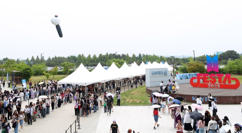 방탄소년단 '2025 BTS 페스타' 오프라인 행사에 6만명 운집