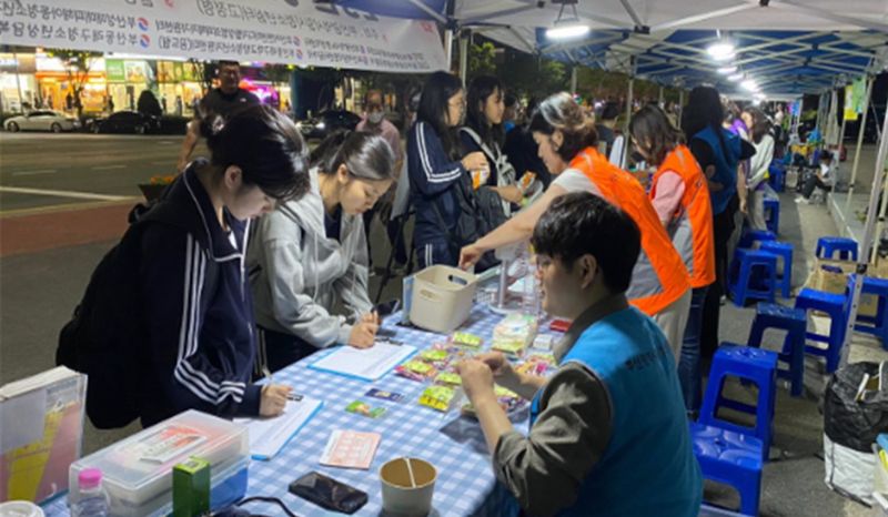‘컴백홈’…사직야구장 앞서 청소년 대상 길거리 상담