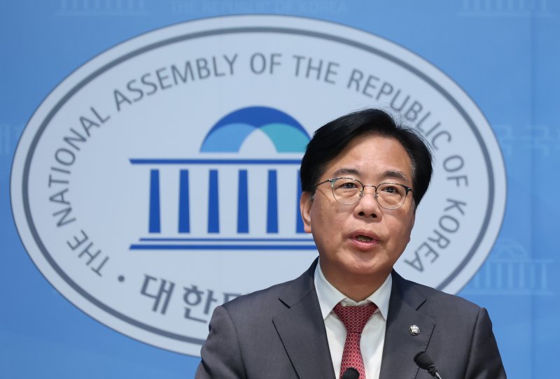 [서울=뉴시스] 고승민 기자 = 바카라 국민의힘 의원이 12일 서울 여의도 국회 소통관에서 원내대표 선거 출마 기자회견을 하고 있다. 2025.06.12. kkssmm99@newsis.com