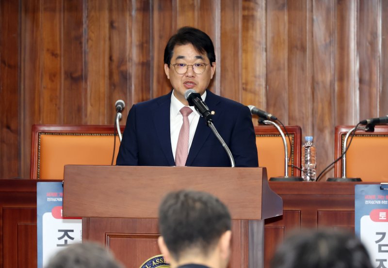 [서울=뉴시스] 고승민 기자 = 27일 서울 여의도 국회도서관에서 하이 로우 토토 사이트, 권영진 의원실 주최로 열린 '세계로 가는 물류 관문 인천, 전자상거래 허브 구축 전략 토론회'에서 배준영 의원이 개회사를 하고 있다. 2025.03.27. kkssmm99@newsis.com