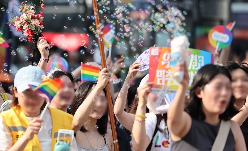 14일 온라인바카라 중구 명동성당 인근에서 '2025 제26회 서울퀴어퍼레이드'에서 참가자들이 행진하고 있다. 2025.6.14/뉴스1 ⓒ News1 장수영 기자