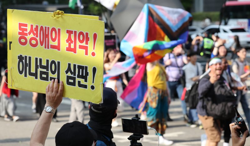 14일 온라인바카라 중구 명동성당 인근에서 개신교 신자들이 '2025 제26회 서울퀴어퍼레이드' 참가자들을 향해 목소리를 높이고 있다. 2025.6.14/뉴스1 ⓒ News1 장수영 기자