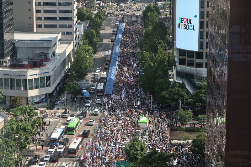 14일 온라인바카라 종로구 종각역 인근에서 열린 '2025 제26회 서울퀴어퍼레이드'에서 참가자들이 행진하고 있다. 2025.6.14/뉴스1 ⓒ News1 김도우 기자
