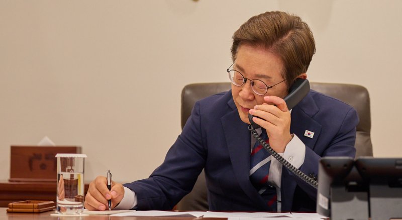 이재명 대통령이 지난 11일 서울 용산구 대통령실 청사 집무실에서 페트르 피알라 체코 총리와 전화 통화를 하고 있다. (대통령실 제공. 재판매 및 DB 금지)ⓒ News1 박지혜 기자