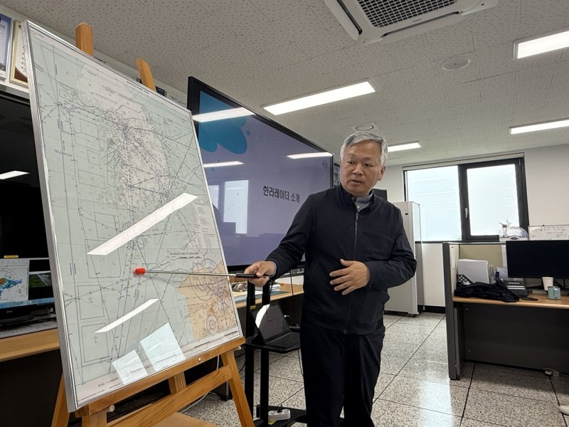 고철승 제주항공무선표지소 소장이 한라레이더 소개를 하고 있다. / 뉴스1