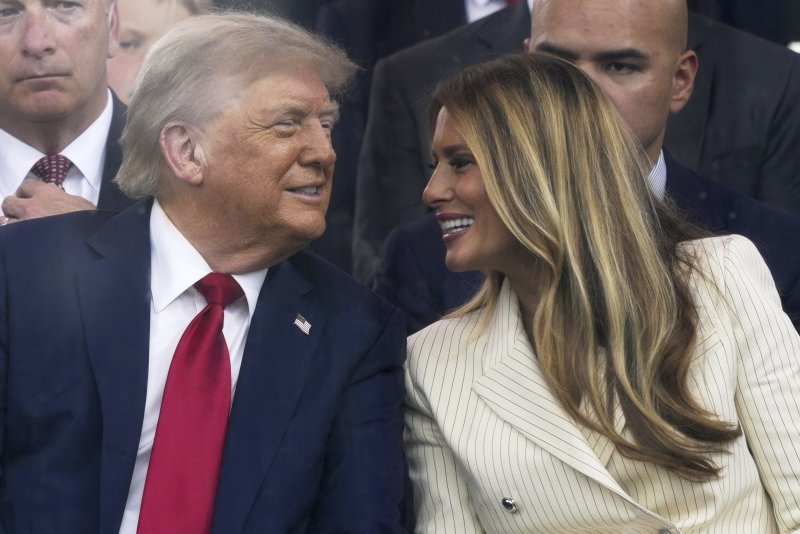 [워싱턴=AP/뉴시스]도널드 트럼프 미국 대통령이 부인인 멜라니아 여사와 14일(현지 시간) 미국 워싱턴DC에서 열린 미 육군 250주년 군사 퍼레이드를 지켜보며 미소짓고 있다. 2025.06.15.