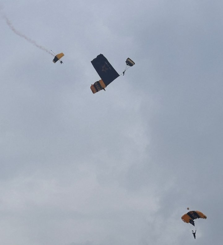 [워싱턴=뉴시스]이윤희 특파원 = 14일(현지 시간) 미국 워싱턴DC에서 개최된 미 육군 창설 250주년 군사 퍼레이드에서 미 육군 '골든 나이츠'의 낙하산 시범이 이뤄지고 있다. 2025.06.15.