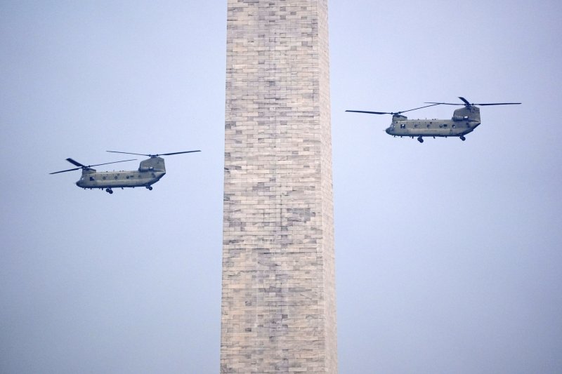 [워싱턴=AP/뉴시스]14일(현지 시간) 미국 워싱턴DC에서 열린 미 육군 250주년 군사 퍼레이드에서 헬기가 워싱턴기념탑 옆을 날아가고 있다. 2025.06.15.