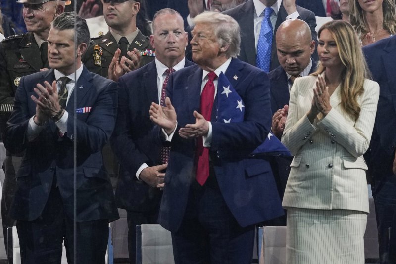 [워싱턴=AP/뉴시스]도널드 트럼프 미국 대통령이 부인인 멜라니아 여사와 14일(현지 시간) 미국 워싱턴DC에서 열린 미 육군 250주년 군사 퍼레이드를 지켜보며 박수치고 있다. 2025.06.15.