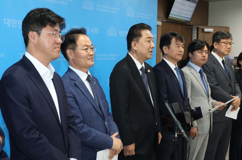 [서울=뉴시스] 조성봉 기자 = 김병기 더불어민주당 카지노게임대표가 15일 오전 서울 여의도 국회 소통관에서 카지노게임대표단 발표 기자회견을 마치고 취재진의 질문에 답변하고 있다. 2025.06.15. suncho21@newsis.com
