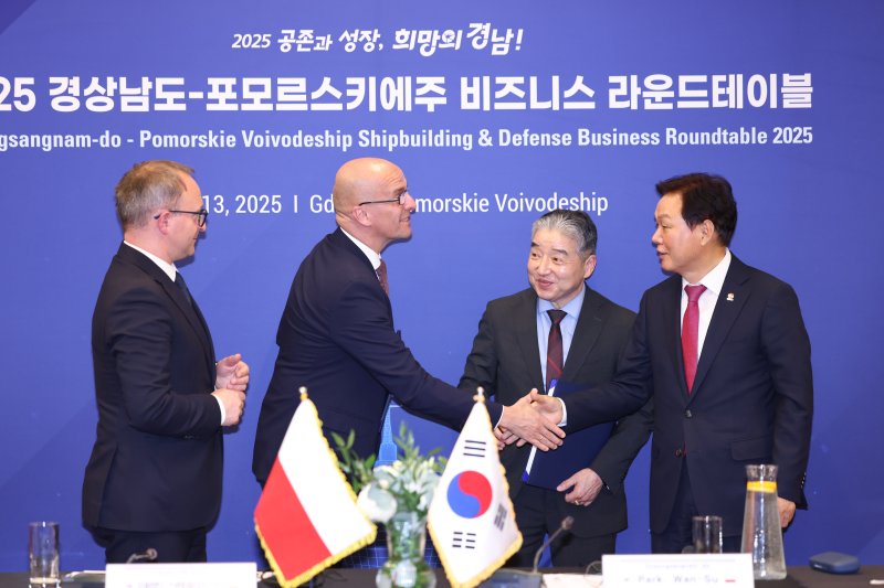 [폴란드=뉴시스] 지난 13일(현지시각) 저녁 폴란드 포모르스키에주에서 열린 '경남-포모르스키에주 조선·방산 비즈니스 교류회'에 참석한 박완수(맨 오른쪽) 경남도지사가 포모르스키에주 개발청 표토르 체호비치 부사장과 악수하고 있다. 맨 왼쪽은 마르친 스퀴에라프스키 부총리, 오른쪽 두 번째는 경남조선해양기자재협동조합 나영우 이사장.(사진=경남도 제공) 2025.06.15. photo@newsis.com