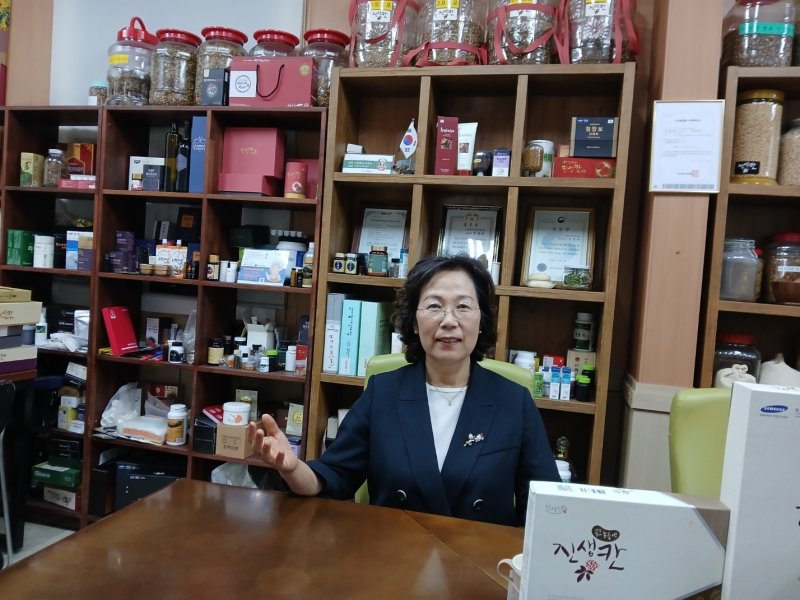 국내산 얼티밋 텍사스 홀덤 열매로 건강식품을 만들고 있는 박명애 ㈜한국지네틱바이오팜 대표이사는 뉴스1과의 인터뷰에서 “국민 건강을 지키는데 최선을 다하겠다”는 각오를 밝혔다.2025.6.15/뉴스1 ⓒ News1 송용환 기자
