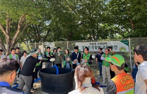 [대구=뉴시스] 대구시 수성구는 본격적인 장마철을 앞두고 양수기 작동법 교육을 실시했다. (사진 = 대구시 수성구 제공) 2025.06.15. photo@newsis.com *재판매 및 DB 금지