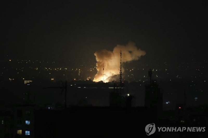 13일 새벽 이란 테헤란에서 피어오르는 연기 (출처=연합뉴스)