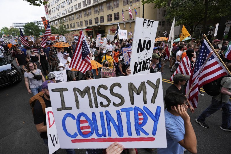 [워싱턴=AP/뉴시스] 미 육군 창설 250주년 기념 군사 퍼레이드와 도널드 트럼프 대통령의 79번째 생일이 겹친 14일(현지 시간) 워싱턴에서 반트럼프 시위대가 손팻말을 들고 행진하고 있다. 미 전역에서 트럼프 대통령의 권위주의적 국정운영을 비판하는 '노 킹스(No Kings)' 시위가 이어지고 있다. 2025.06.15.