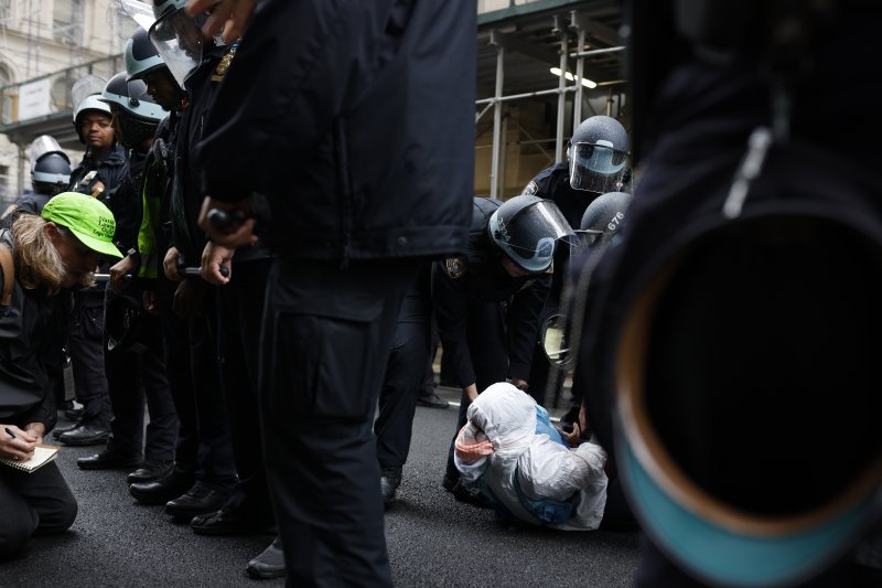 [뉴욕=AP/뉴시스] 14일(현지 시간) 미국 뉴욕에서 경찰이 ‘노 킹스(No Kings)’ 시위 참가자를 체포하고 있다. 미 전역에서 트럼프 대통령의 권위주의적 국정운영을 비판하는 '노 킹스(No Kings)' 시위가 이어지고 있다. 2025.06.15.