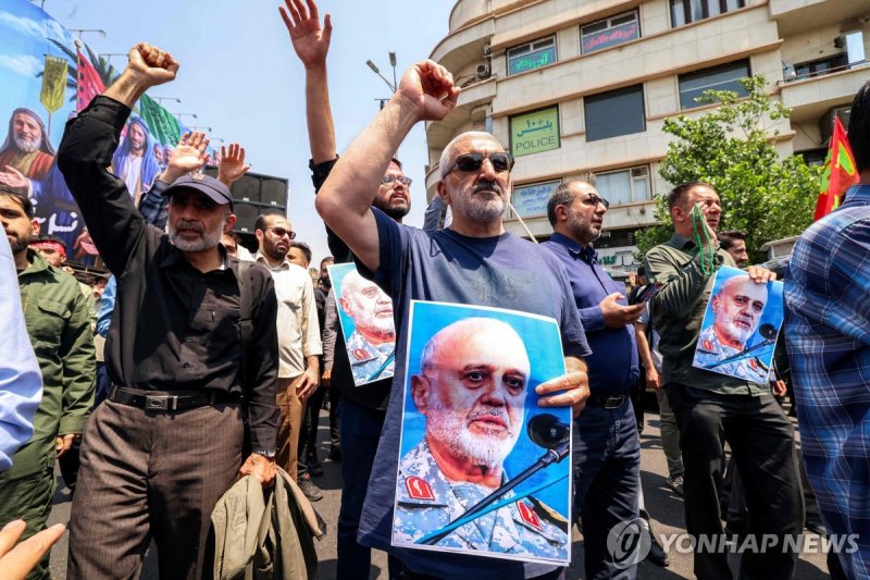 사망한 이란혁명수비대 사령관 사진 들고 있는 이란 시위대 (출처=연합뉴스)