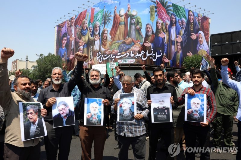 사망한 이란 핵과학자와 군 고위부 사진 들고 있는 시위대 (출처=연합뉴스)