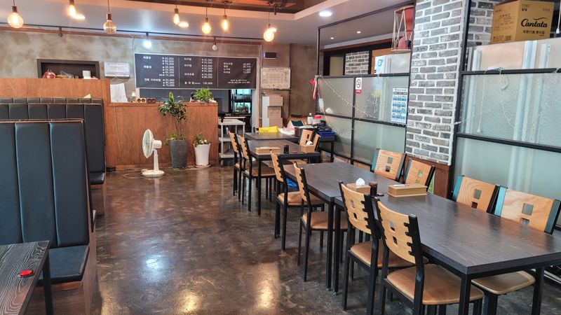 지난 14일 방문한 바카라사이트 장난감 남구 인근 음식점의 모습. 저녁 시간대에도 손님들의 발길 없이 비어있다. 사진=이동혁 기자