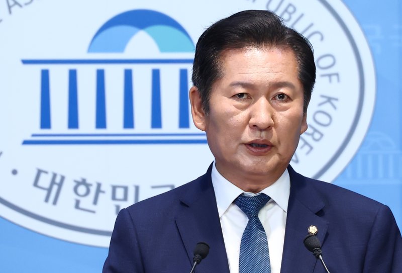 정청래 더불어민주당 의원이 15일 오후 서울 여의도 국회 소통관에서 당대표 출마 선언 기자회견을 하고 있다. 2025.6.15/뉴스1 ⓒ News1 김민지 기자