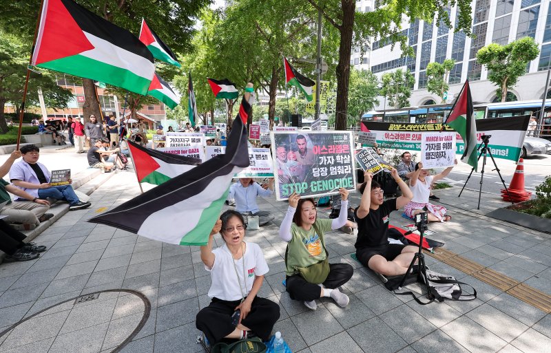 서울 종로구 교보문고 앞에서 정기적으로 개최되는 팔레스타인 연대 집회 모습. 뉴스1