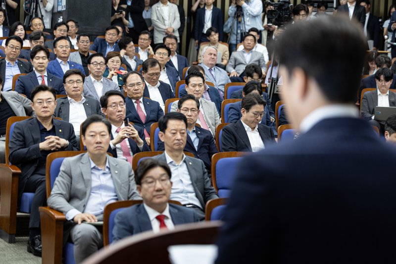 국민의힘 의원들이 9일 오후 서울 여의도 국회에서 열린 의원총회에서 김용태 비상대책위원장의 발언을 듣고 있다. 2025.6.9/뉴스1 ⓒ News1 이재명 기자