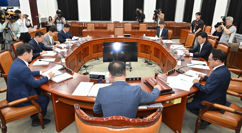 신성범 국회 정보위원장이 12일 오전 서울 여의도 국회에서 열린 정보위원회 전체회의에서 이종석 국가정보원장 후보자 인사청문요청안을 상정하고 있다.(공동취재) 2025.6.12/뉴스1 ⓒ News1 이광호 기자