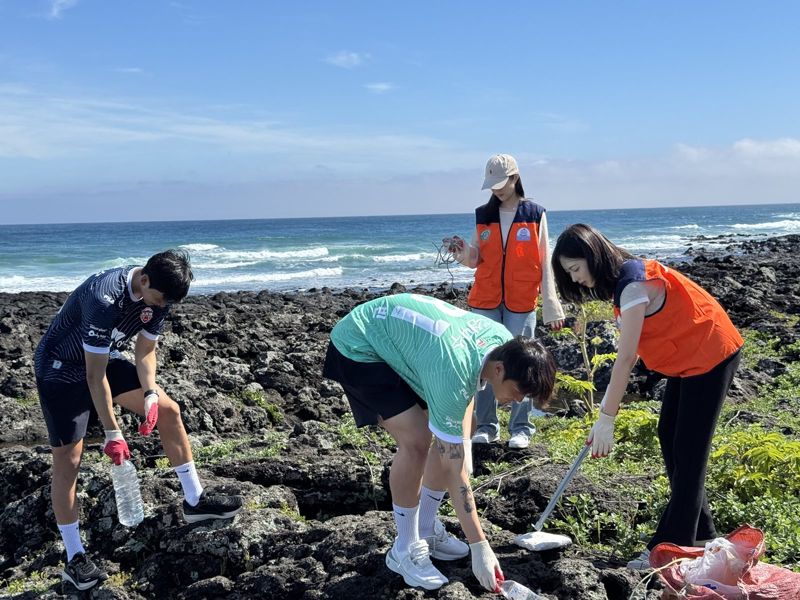 제주항공, 제주SK FC와 제주 남방큰돌고래 보호나서
