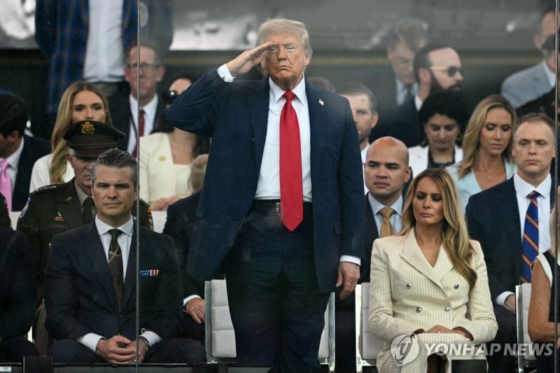 행진하는 군에 경례하는 트럼프 미국 대통령 (출처=연합뉴스)