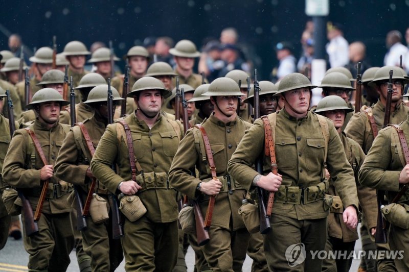 트럼프 대통령 생일에 진행된 미 육군 창설 250주년 열병식 (출처=연합뉴스)