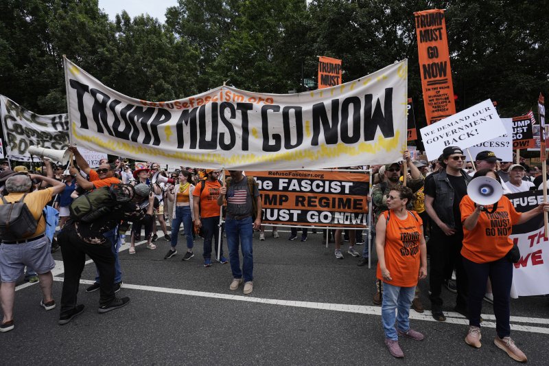 [워싱턴=AP/뉴시스] 도널드 트럼프 미국 대통령의 79번째 생일인 14일(현지 시간) 미국 전역에서 트럼프 행정부를 규탄하는 '노 킹스(No Kings)' 시위가 열린 가운데, 워싱턴DC에서도 반트럼프 시위가 진행되고 있다. 2025.06.15.