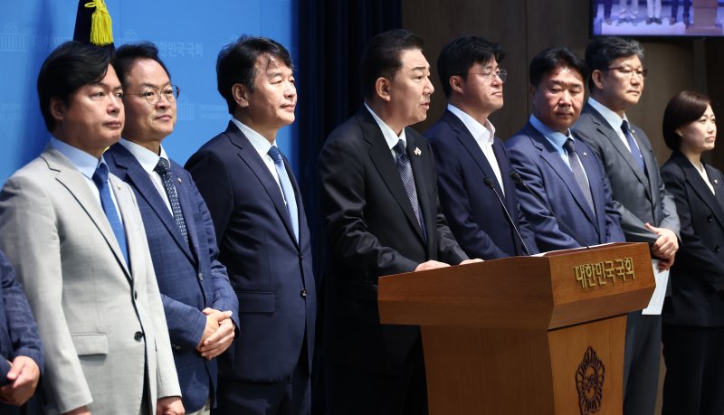 김병기 더불어민주당 신임 원내대표가 15일 오전 서울 여의도 국회 소통관에서 원내대표단 인선발표를 하고 있다. 왼쪽부터 김현정 대변인, 허영 정책수석, 문진석 운영수석, 김 원내대표, 박상혁 소통수석, 이기헌 비서실장, 김남근 민생부대표, 백승아 대변인. 2025.6.15/뉴스1 ⓒ News1 김민지 기자