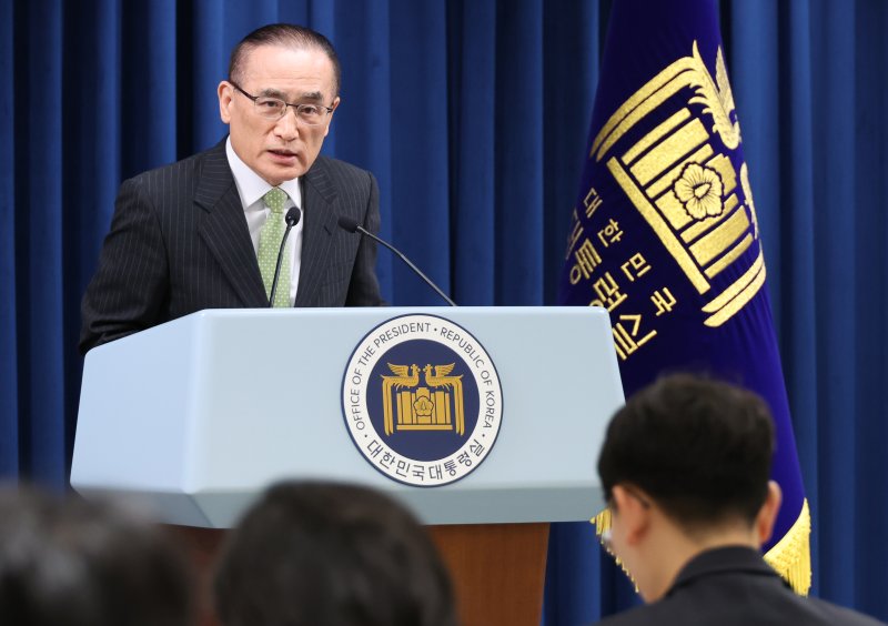 위성락 국가안보실장이 15일 서울 용산 대통령실에서 이재명 대통령 캐나다 G7 정상회의 참석 관련 설명을 하고 있다. 연합뉴스