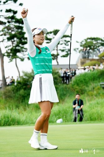 우승 퍼트를 넣고 기뻐하는 이동은. (출처=연합뉴스)