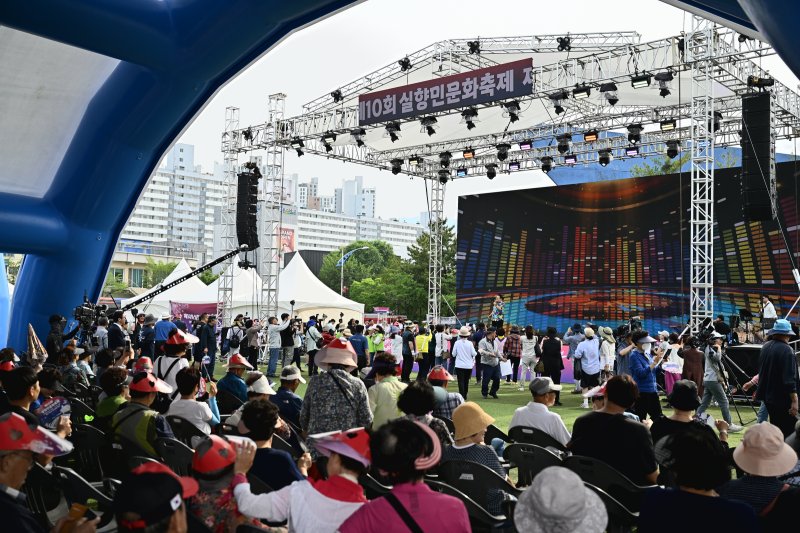 제10회 실향민문화축제가 13~15일 강원 속초시 조양동 엑스포 잔디광장 일원에서 열렸다. 이번 축제에는 7만2000여명이 방문한 것으로 집계됐다.(속초시 제공. 재판매 및 DB금지)/뉴스1