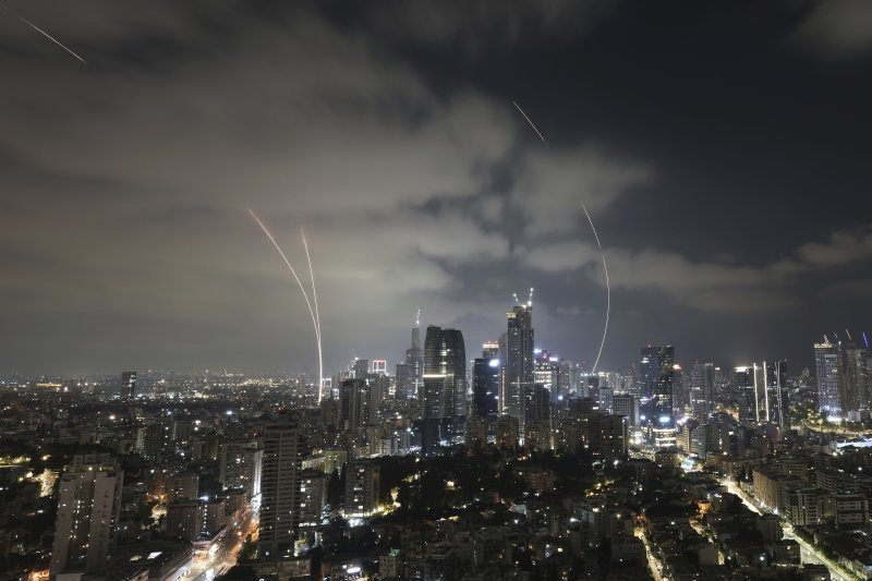 이스라엘의 방공 시스템 아이언 돔이 15일(현지시간) 이스라엘 텔아비브 상공에서 이란이 발사한 미사일을 요격하기 위해 작동하고 있다. /사진=뉴시스화상