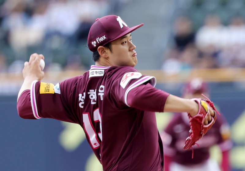 [서울=뉴시스] 홍효식 기자 = 15일 서울 송파구 잠실야구장에서 열린 2025 KBO리그 키움 히어로즈와 가상 바카라베어스의 경기, 1회말 키움 선발투수 정현우가 공을 던지고 있다. 2025.06.15. yesphoto@newsis.com