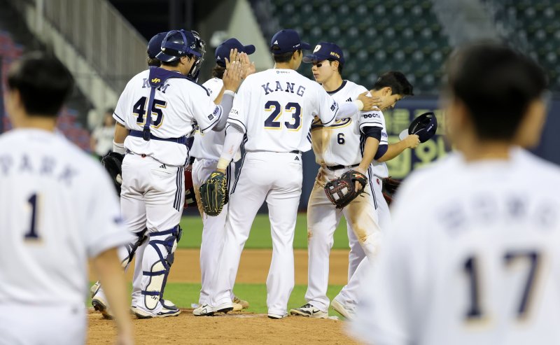 [서울=뉴시스] 홍효식 기자 = 15일 서울 송파구 잠실야구장에서 열린 2025 KBO리그 키움 히어로즈와 두산 베어스의 경기, 3-2로 승리한 두산 선수들이 기뻐하고 있다. 2025.06.15. yesphoto@newsis.com