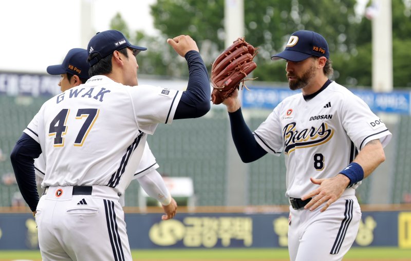 [서울=뉴시스] 홍효식 기자 = 15일 서울 송파구 잠실야구장에서 열린 2025 KBO리그 키움 히어로즈와 두산베어스의 경기, 3회초 2사 1루 키움 송성문의 타구를 잡아낸 두산 우익수 케이브와 선발 투수 곽빈이 기뻐하고 있다. 2025.06.15. yesphoto@newsis.com