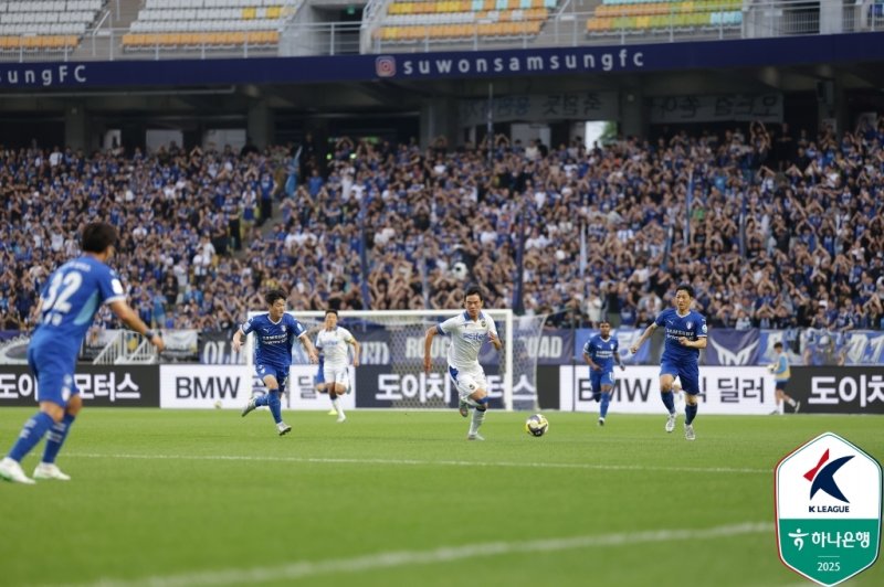 수원과 인천의 경기 모습(한국프로축구연맹 제공)