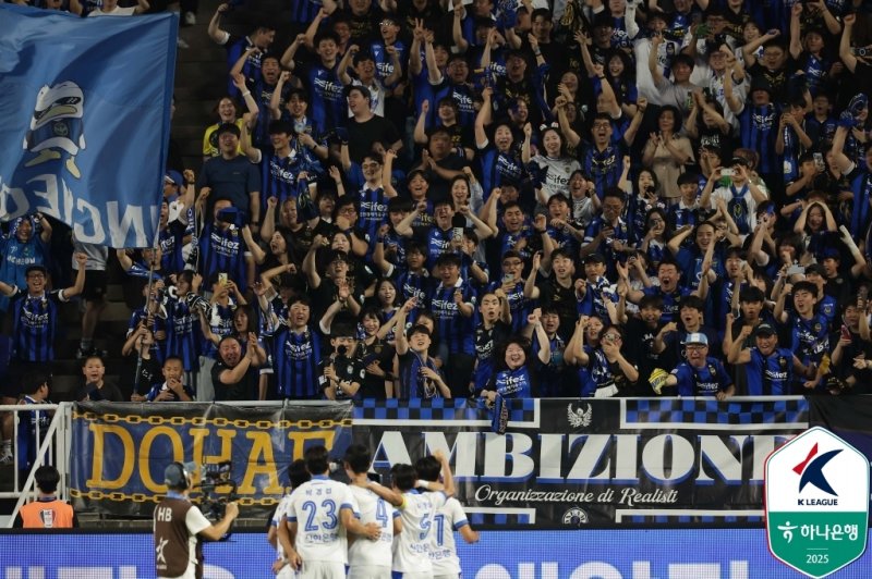 인천의 득점 후 기뻐하는 팬들의 모습(한국프로축구연맹 제공)