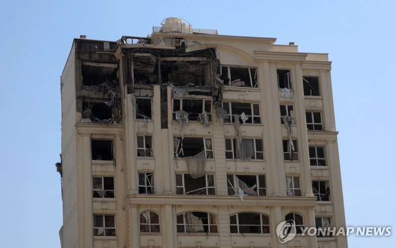 이스라엘 공습에 부서진 이란 테헤란 시내 주거건물 (출처=연합뉴스)