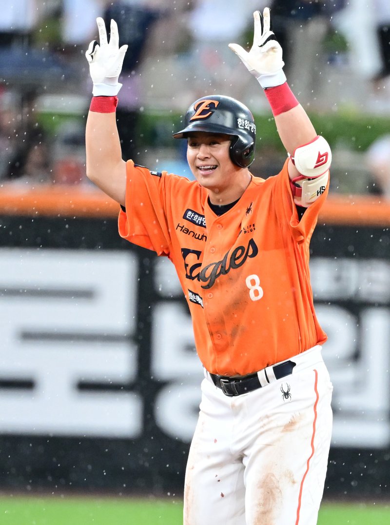 15일 대전 한화생명볼파크에서 열린 프로야구 '2025 신한 SOL 뱅크 KBO리그' 한화이글스 대 LG트윈스 경기에서 5회말 한화 노시환이 역전 2루타를 치고 세리머니를 하고 있다. 2025.6.15/뉴스1 ⓒ News1 김기남 기자