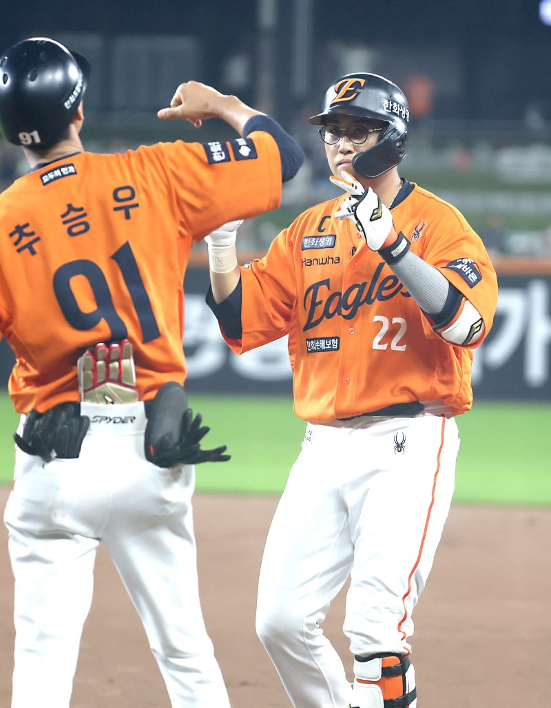 15일 대전 한화생명볼파크에서 열린 프로야구 '2025 신한 SOL 뱅크 KBO리그' 한화이글스 대 LG트윈스 경기에서 5회말 우천으로 경기 중단 후 다시 재개된 가운데 한화 채은성이 1타점 안타를 치며 세리머니를 하고 있다. 2025.6.15/뉴스1 ⓒ News1 김기남 기자