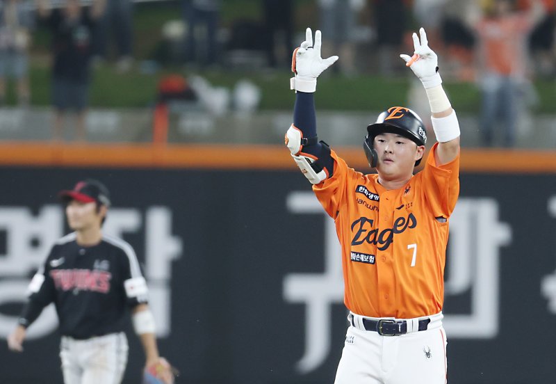 15일 대전 한화생명볼파크에서 열린 프로야구 '2025 신한 SOL 뱅크 KBO리그' 한화이글스 대 LG트윈스 경기에서 5회말 우천으로 경기 중단 후 다시 재개된 가운데 한화 이도윤이 1타점 2루타를 치고 있다. 2025.6.15/뉴스1 ⓒ News1 김기남 기자