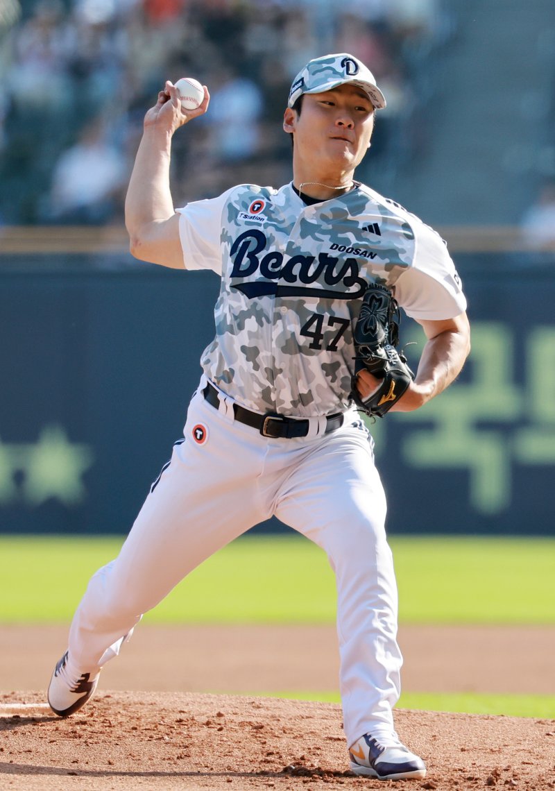 제21대 대통령 선거 투표일인 3일 오후 서울 송파구 잠실야구장에서 열린 프로야구 '2025 신한 SOL뱅크 KBO 리그' KIA 타이거즈와 두산 베어스의 경기, 두산 선발 곽빈이 1회초 등판해 힘차게 공을 던지고 있다. 2025.6.3/뉴스1 ⓒ News1 김진환 기자