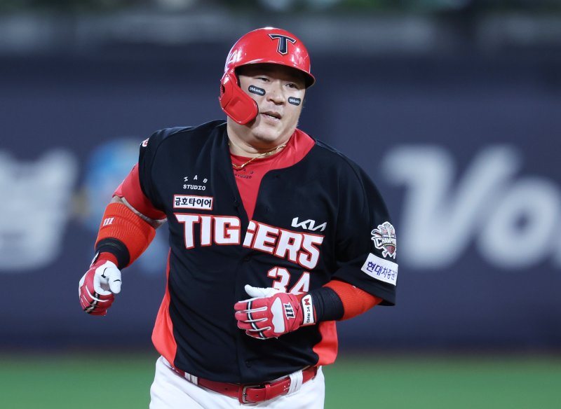 20일 오후 수원KT위즈파크에서 열린 2025 신한 SOL뱅크 KBO리그 KT위즈와 KIA 타이거즈의 경기에서 KIA 최형우가 6회초 2사 2루 상황 KT 원상현 상대로 2점 홈런을 때린 뒤 홈으로 향하고 있다. 2025.5.20/뉴스1 ⓒ News1 박지혜 기자