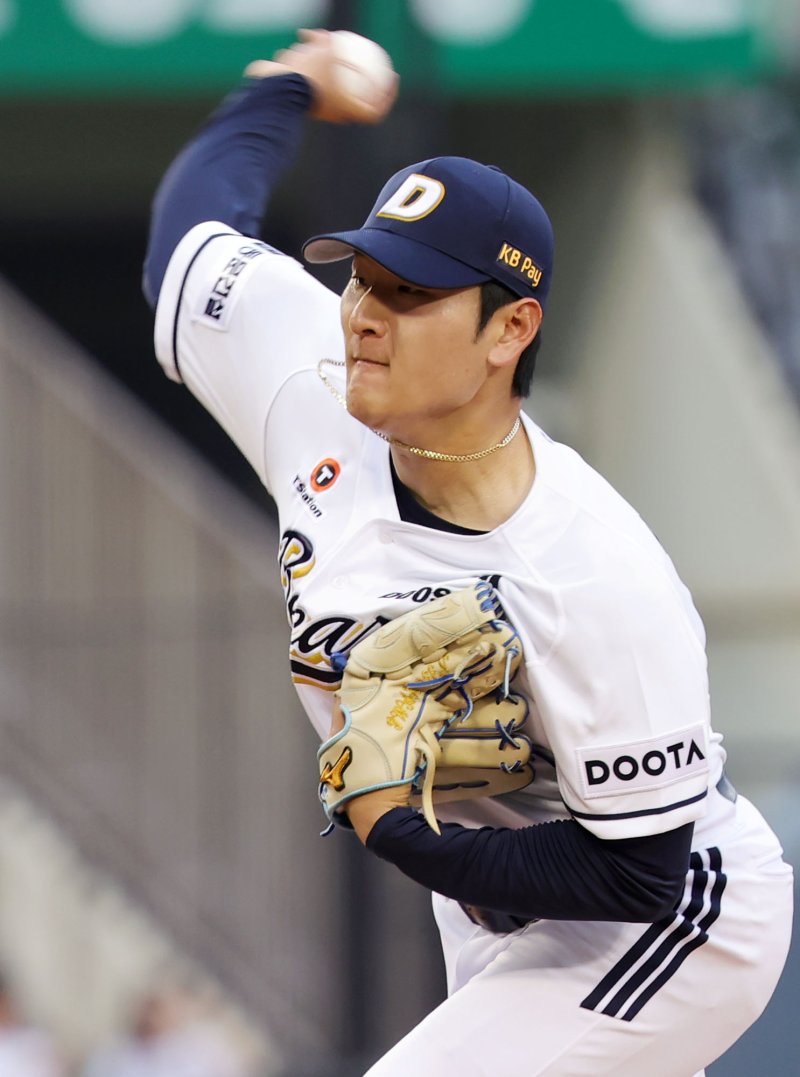 [서울=뉴시스] 홍효식 기자 = 15일 서울 송파구 잠실야구장에서 열린 2025 KBO리그 키움 히어로즈와 두산 베어스의 경기, 7회초 두산 선발투수 곽빈이 공을 던지고 있다. 2025.06.15. yesphoto@newsis.com